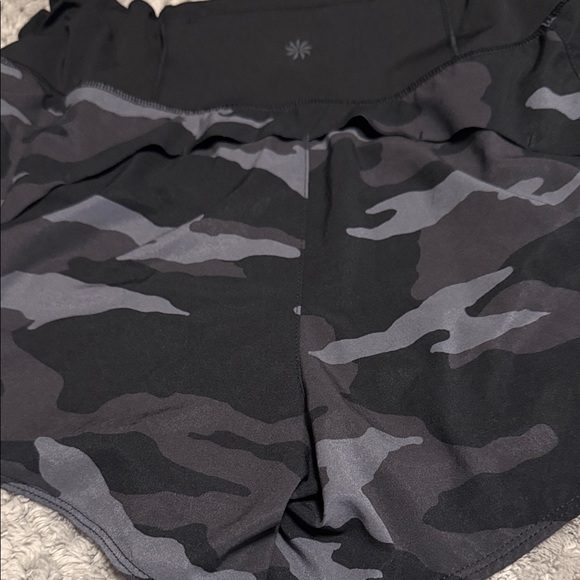 🏃‍♀️ Athleta Black Camo mid-rise Racer Run Shorts | Size Small 🖤 - Picture 4 of 8